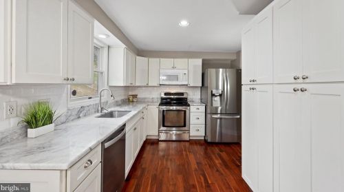 12524 Misty Water Dr, Herndon VA 20170-5702 exterior