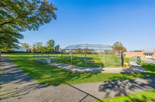 1032 Cedarhurst St, Valley Stream, NY 11581-2701