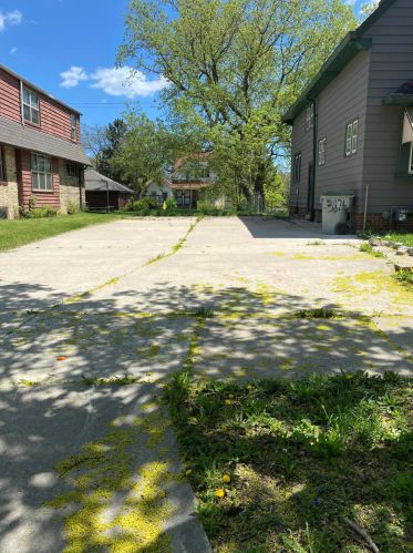 3620 3rd St, Milwaukee, WI 53207-3244