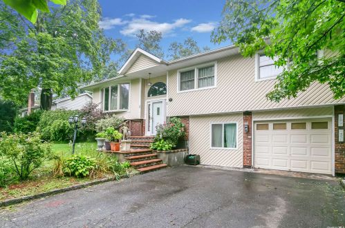 12 Prospect Dr, Huntington Station, NY 11746-2921