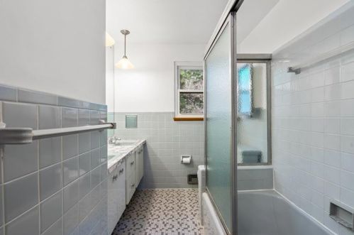 3927 Blvd Dr, Pittsburgh PA 15217-2619 exterior