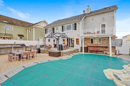 95 Midway St, Babylon NY  11702-4311 exterior