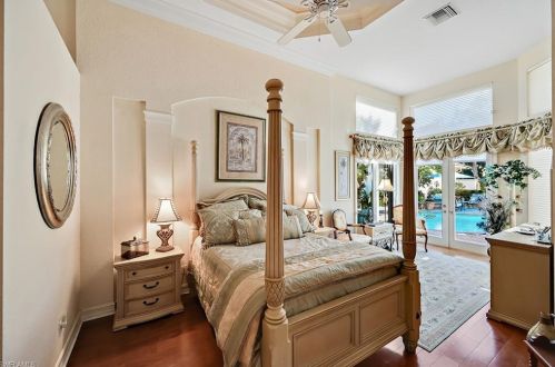 1052 Grand Isle Dr, Naples FL 34108-3325 exterior