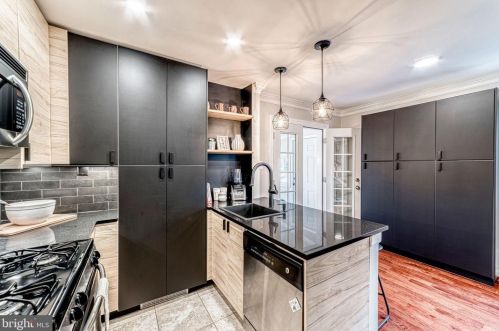 5637 Fenwick Dr, Alexandria VA 22303-1524 exterior