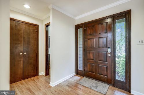 10814 Whiterim Dr, Rockville, MD 20854-1784