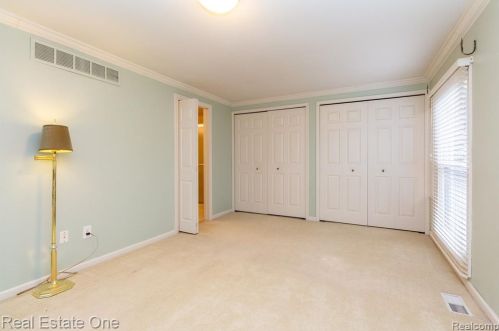 1439 Lantern Ln, Rochester MI 48306-4240 exterior