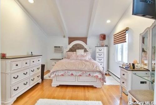 72 Shinbone Ln, Commack NY 11725-5517 exterior