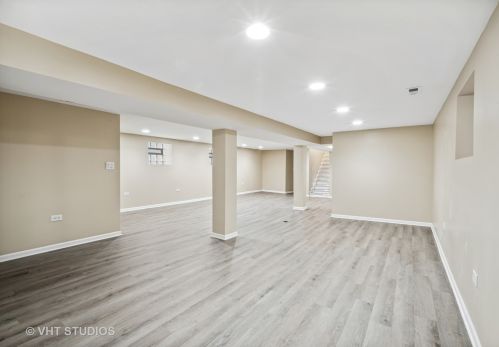 8232 Luella Ave, Chicago IL 60617-1842 exterior