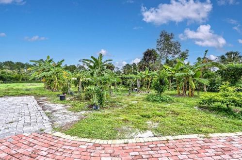 3391 7 Ave, Naples FL 34119-1523 exterior