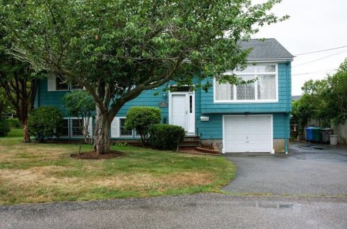 20 Casey Dr, Middletown, RI 02842-6236