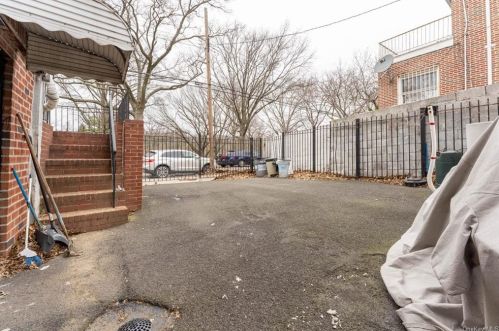 601 226 St, Bronx NY 10466-3932 exterior