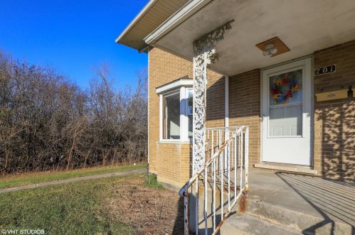 701 Carney St, Waukegan, IL 60085-6130