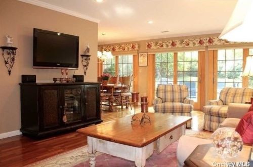 9 Northgate Ct, Huntington Station NY  11747-3047 exterior