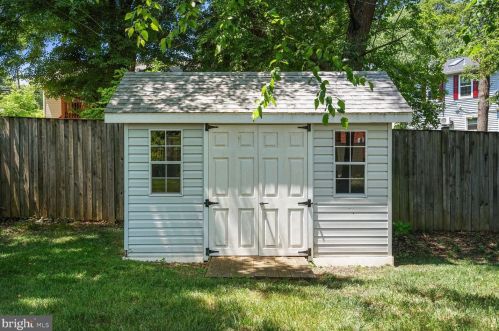 5602 Justis Pl, Alexandria VA 22310-1325 exterior