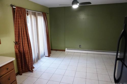 149 Maple St, Manchester CT 06040-6105 exterior