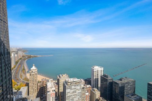 180 Pearson St, Chicago IL  60611-2130 exterior