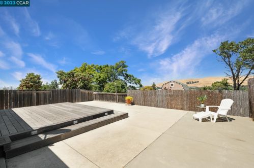 2318 Riverview Dr, Concord CA 94520-1326 exterior