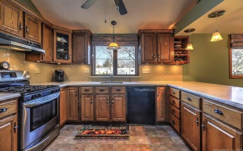 76 Boylston St, Milford CT 06461-2305 exterior