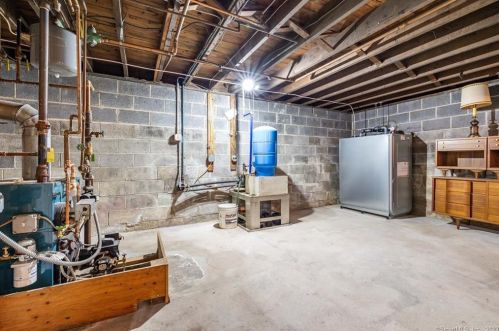 533 Clintonville Rd, North Haven CT 06473-2815 exterior