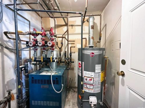 4 Cutchogue Ln, Commack NY  11725-4207 exterior