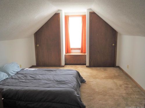 94 Hawthorne St, Manchester CT 06042-3021 exterior