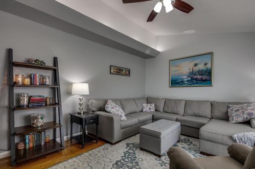 737 Southshire Dr, Saint Louis, MO 63125-5118