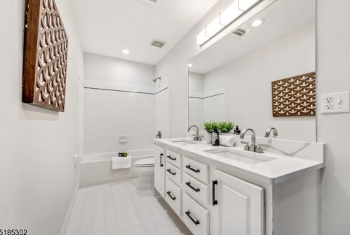 11 Bakley Ter, Town Center NJ  07052-2169 exterior