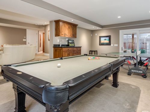 8616 Cima Dr, Sandy UT 84093-7060 exterior