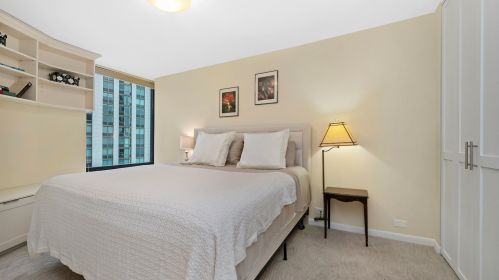 155 Harbor Dr, Chicago IL  60601-7315 exterior