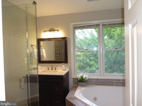 902 Monroe St, Herndon VA 20170-4648 exterior