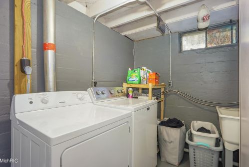 1148 Aberdeen St, Grand Rapids MI 49505-3822 exterior