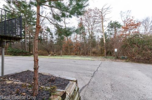 1439 Lantern Ln, Rochester MI 48306-4240 exterior