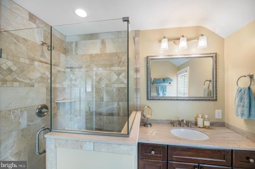 5 Lexington Ave, Pittsburgh PA 15215-3218 exterior