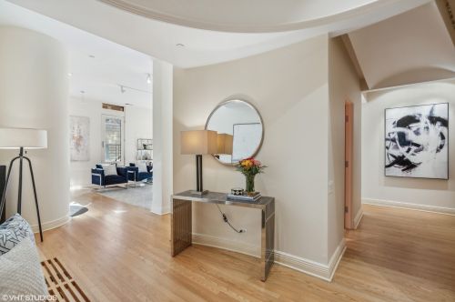 24 Erie St, Chicago, IL 60611-2704