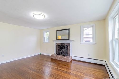 36 Park Avenue Ext, Uncasville CT 06382-1817 exterior