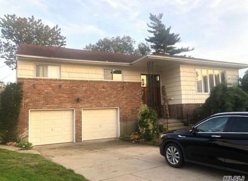 918 Park Ct, Valley Stream, NY 11581-2710