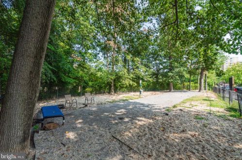 7333 New Hampshire Ave, Silver Spring MD 20912-6958 exterior