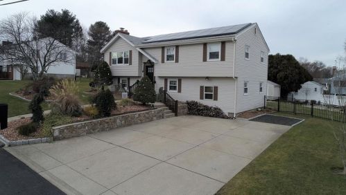 9 Ferncrest Dr, Providence RI 02919-3503 exterior
