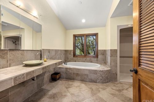 1028 Crestview Dr, Fullerton CA 92833-2203 exterior