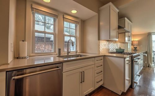 49 Lenox Ave, Milford CT 06460-5044 exterior