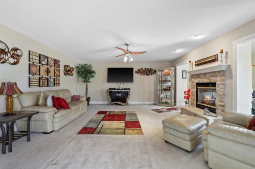 9224 Edgewater Dr, Milwaukee, WI 53224-5264