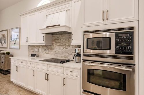 8975 Shenendoah Cir, Naples FL 34113-1670 exterior