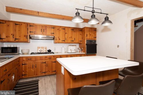 2367 Vly Rd, Huntingdon Valley PA 19006-6007 exterior