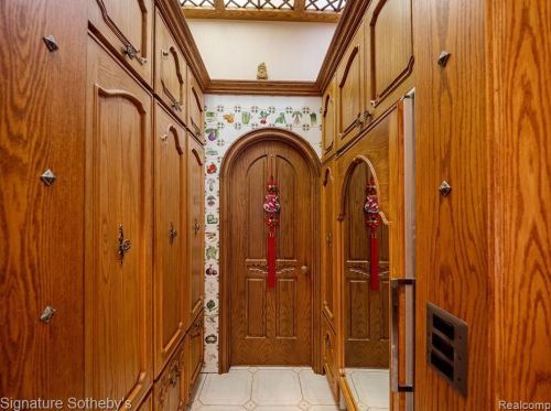 2009 Victoria Hl, Rochester MI exterior