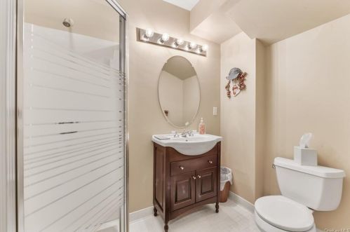 19 Caruso Pl, Armonk NY 10504-1366 exterior