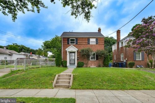2810 30th St, Washington, DC 20018-1447
