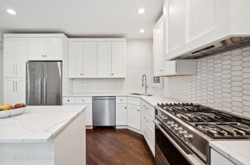 2701 Janssen Ave, Chicago IL 60657-1323 exterior