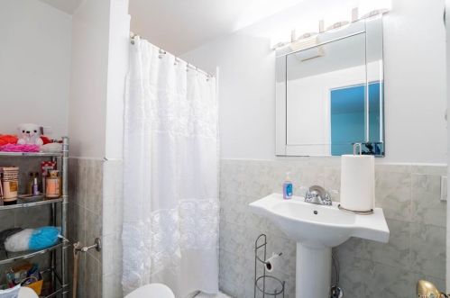 3917 De Reimer Ave, Bronx NY 10466-2128 exterior