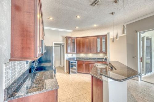 10041 Oasis Palm Dr, Tampa FL 33615-2779 exterior