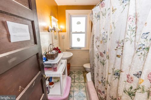 1238 Maple St, Pottstown PA 19464-5822 exterior